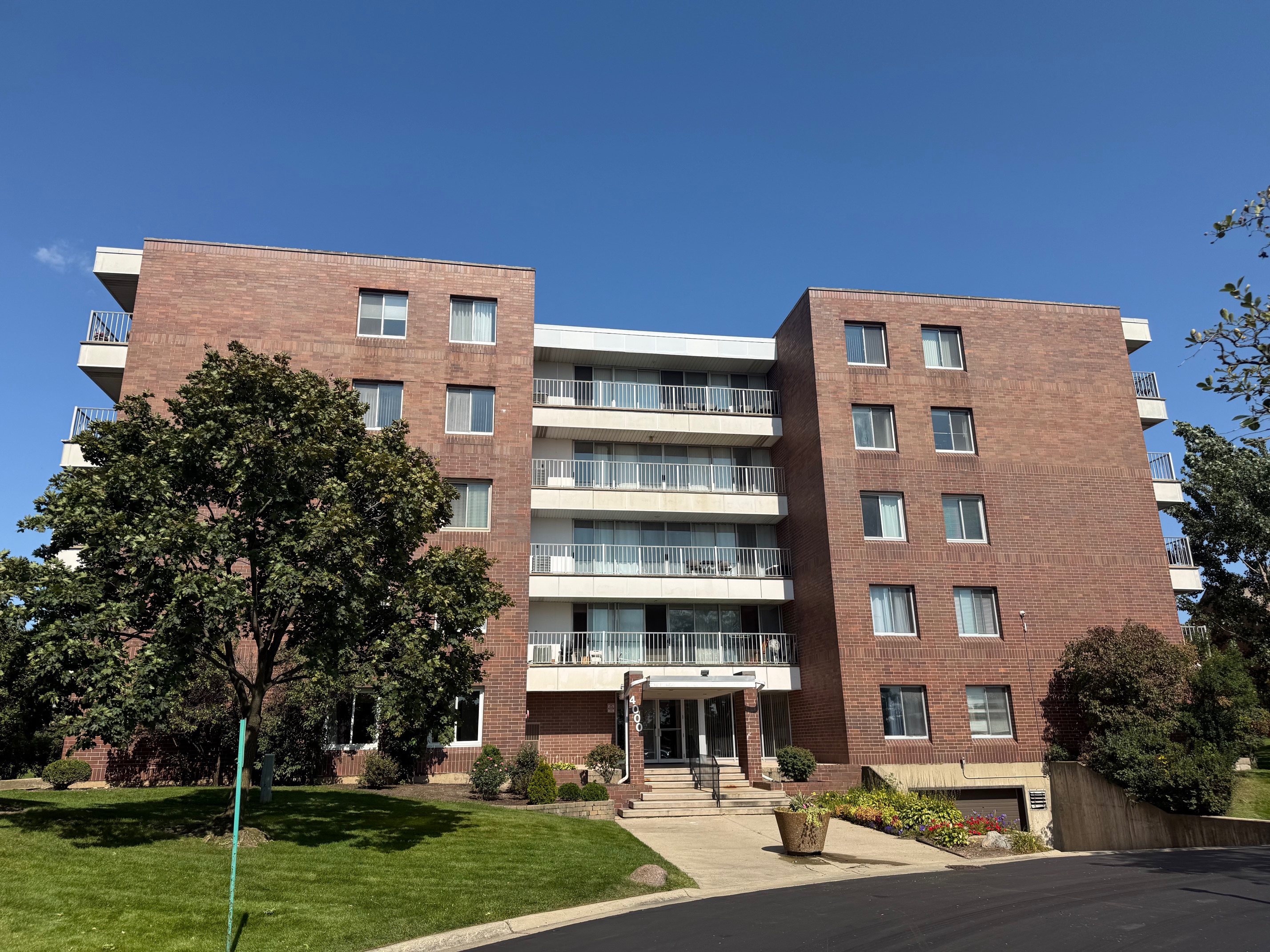 4000 Triumvera Drive - 401